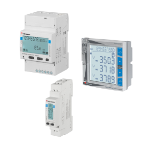 Två energimätare och en analysator från Carlo Gavazzi ovanpå en vit bakgrund. På produkternas skärmar syns siffror för att exemplifiera hur siffrorna presenteras.